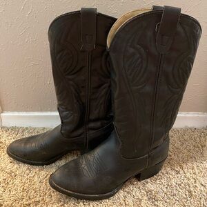 Black cowboy boots. 🤠